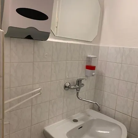 Vandrerhjem Helen U Namesti Miru *