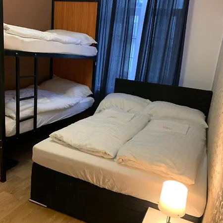Helen U Namesti Miru Vandrerhjem